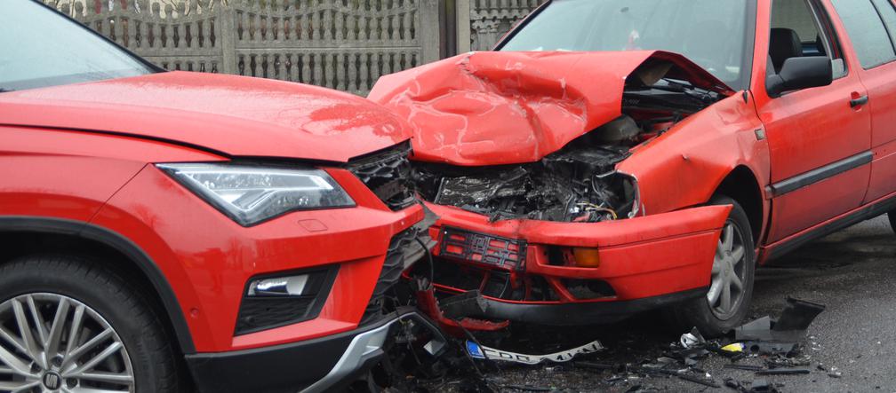 Czołowe zderzenie w Grocholicach, kobieta w ciąży w szpitalu! Wszystko przez lód