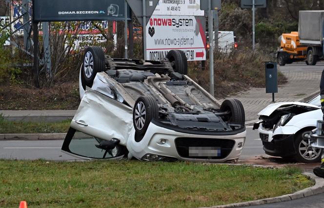 Wypadek na ul. 26 Kwietnia w Szczecinie. Dachował samochód