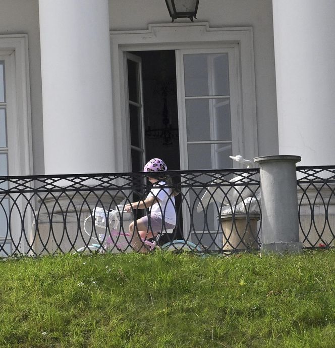 Kasia Nawrocka czuje się już w Belwederze jak u siebie! Przemieszcza się na rowerku!