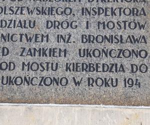 Ukończono w roku 194”. Konserwator zabytków wyjaśnia zagadkę tablicy na bulwarach wiślanych