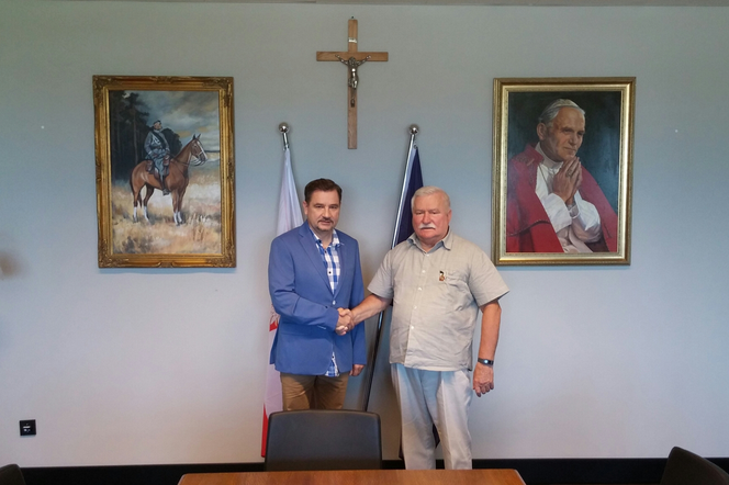 WAŁĘSA WYBRAŁ GABON NAD SOLIDARNOŚĆ.