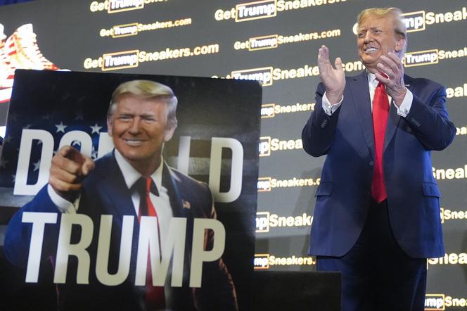 Donald Trump sprzedaje złote buty! Chciałem tego od dawna