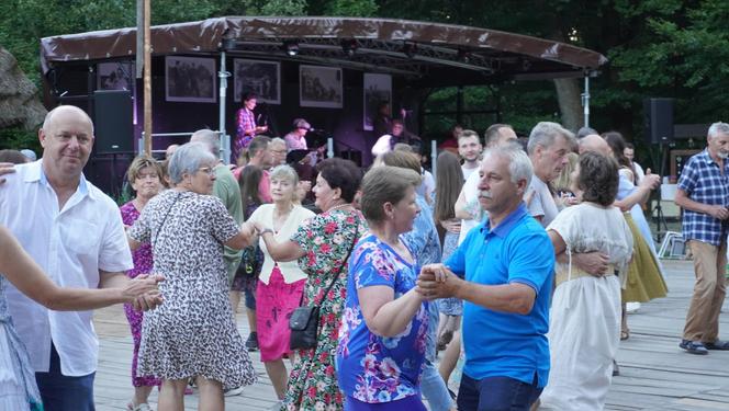 Sielanka na parkiecie w Muzeum Wsi Lubelskiej pod gołym niebem! Za nami kolejna potańcówka w rytmie miejskiego folkloru z Warszawy i Lwowa