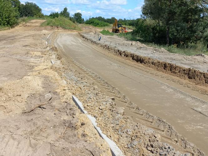 Przy zbiorniku wodnym na Zaborowie w Lesznie powstaje ścieżka rowerowa