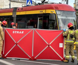 Dramat na Starym Mieście. Rowerzysta wjechał wprost pod nadjeżdżający tramwaj!