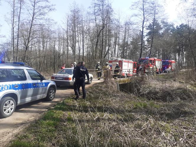 Płock. „Bus wpadł do rzeki, 4 osoby wyciągnięte z pojazdu”. Skandaliczne zachowanie zgłaszającego! [ZDJĘCIA]