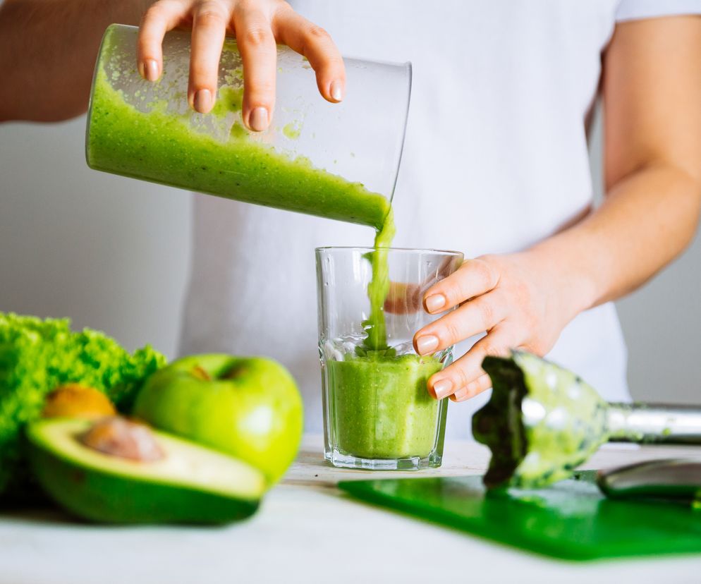 Kobieta robi smoothie 
