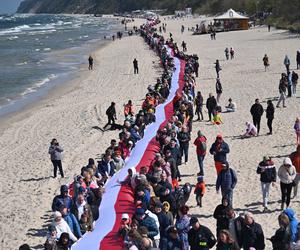 Najdłuższa flaga narodowa w Polsce mierzy ponad 2 km 700 metrów. To nowy rekord Polski!