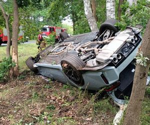 Sportowym bmw roztrzaskał się na drzewie. Wypadek pod Legionowem
