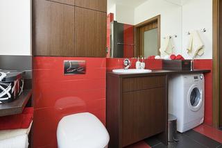 Graficzna łazienka w kolorze czarno-czerwonym