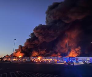 Potężny pożar hali targowej w Warszawie! Nad ranem rozesłali alert RCB