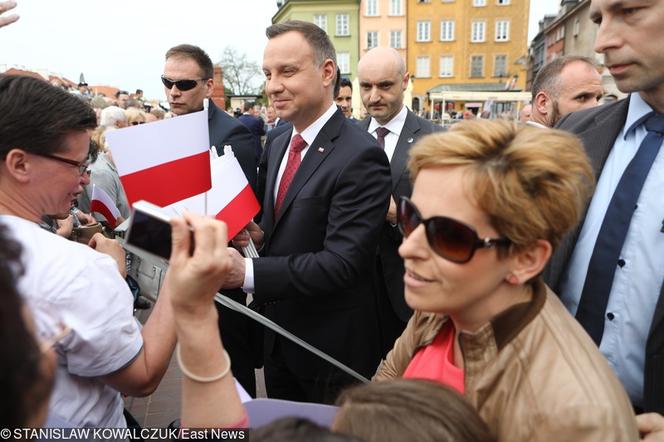 Para prezydencka rozdawała flagi w Warszawie. Tak świętowali dzień flagi