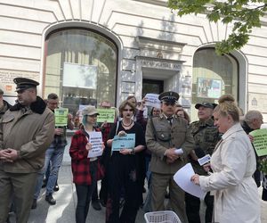Wielki protest pod urzędem miasta w Łodzi. Broń lasów Lublinka