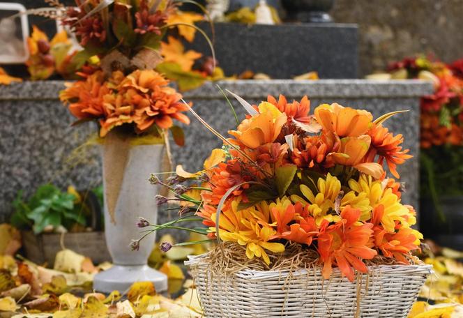 Stroik ze sztucznych kwiatów na cmentarz