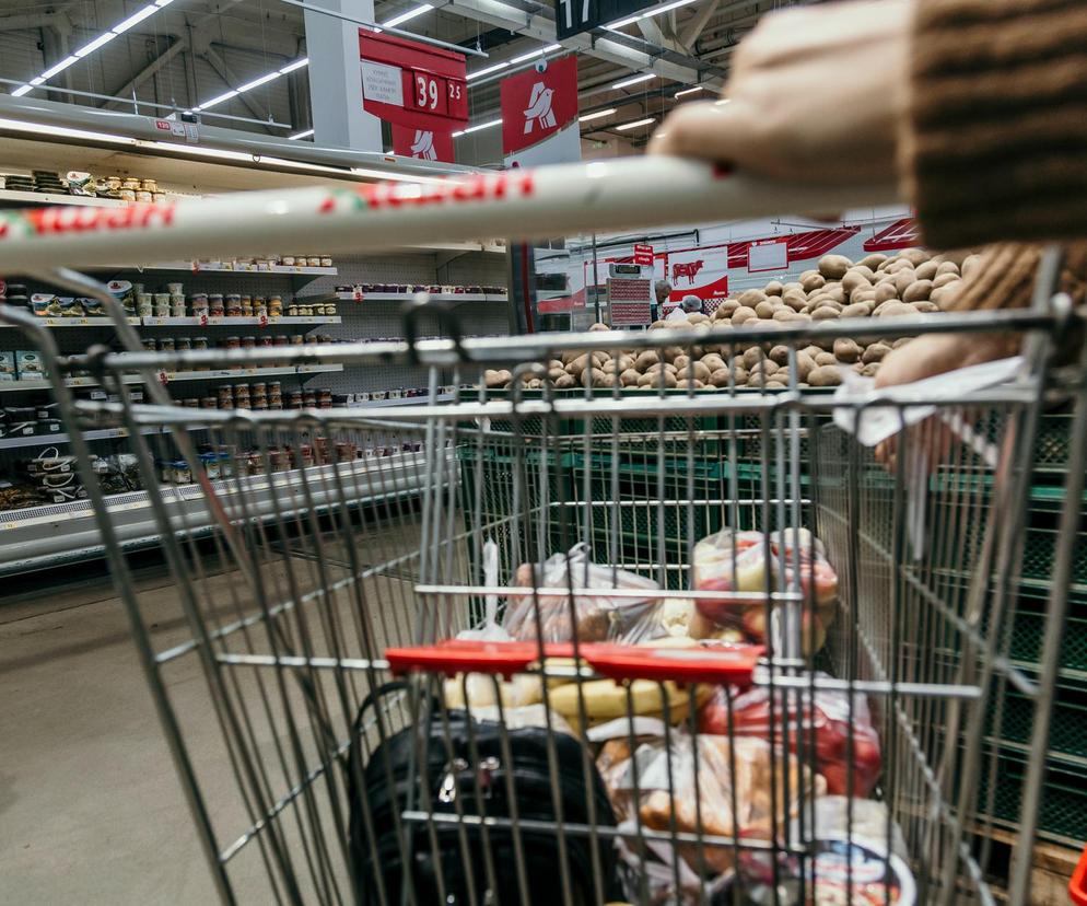 Auchan najtańszą siecią w Polsce. Wyprzedził Lidla i Biedronkę. Najdrożej w Netto