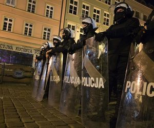 Wrocław. Burdy kibiców na Starym Rynku. Interweniowała policja [ZDJĘCIA].