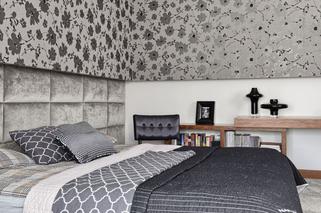 Sypialnia z tapetą w szare kwiaty