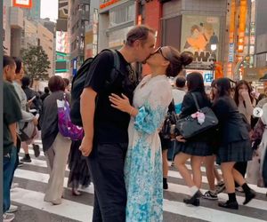 Anna Mucha w obłędnej kiecce migdali się z ukochanym na środku zatłoczonej ulicy! Co za sceny!