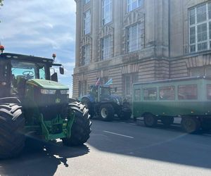 Protest rolników pod Zachodniopomorskim Urzędem Wojewódzkim w Szczecinie