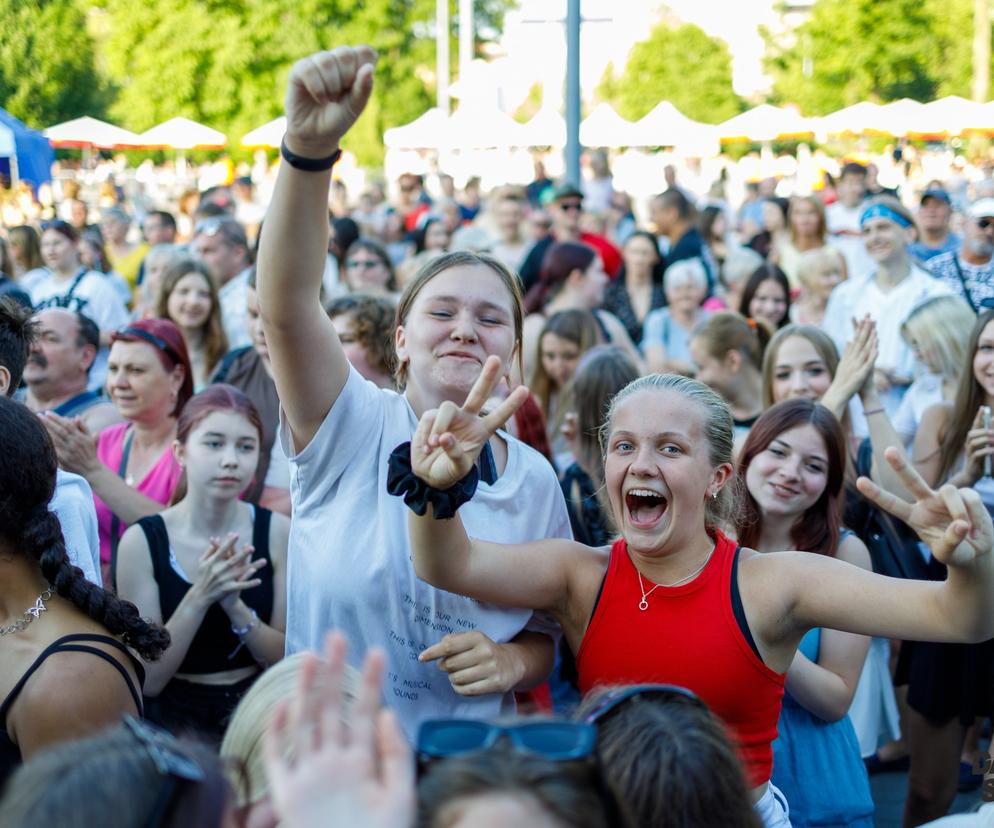 Dąbrowa Summer Festival 2023. W piątek, 7 lipca, wystąpili: Zenek Martyniuk z zespołem Akcent oraz grupa DiscoBoys