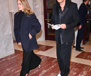 Kuba Wojewódzki z partnerką  na premierze Hamleta