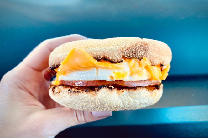Domowy McMuffin z jajkiem i bekonem: przepis na ciepłą kanapkę śniadaniową