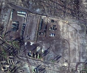 Putin gromadzi sprzęt 50 km od granicy z NATO! Wszystko widać na zdjęciach!