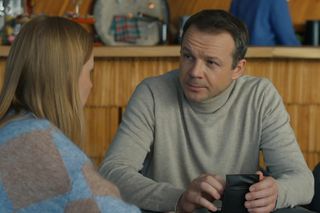 Barwy szczęścia, odcinek 3199: Romans Bruna z kuratorką Jagodą zacznie się przy Tadziu? Nie utrzymają rąk przy sobie – ZDJĘCIA 