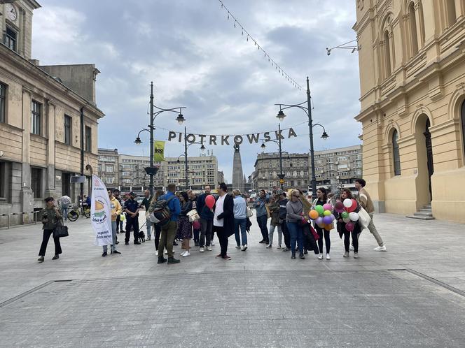 W milczeniu idzie z Helu na Rysy. Pojawił się także w Łodzi