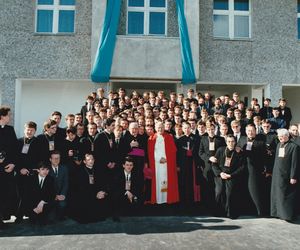 Jan Paweł II przed budynkiem Wyższego Seminarium Duchownego w Koszalinie. 