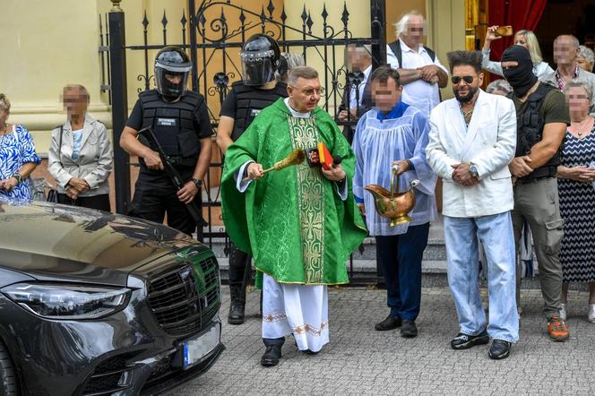 Krzysztof Rutkowski nie przestaje zadziwiać. Tym razem zorganizował ceremonię… święcenia samochodów [ZDJĘCIA]