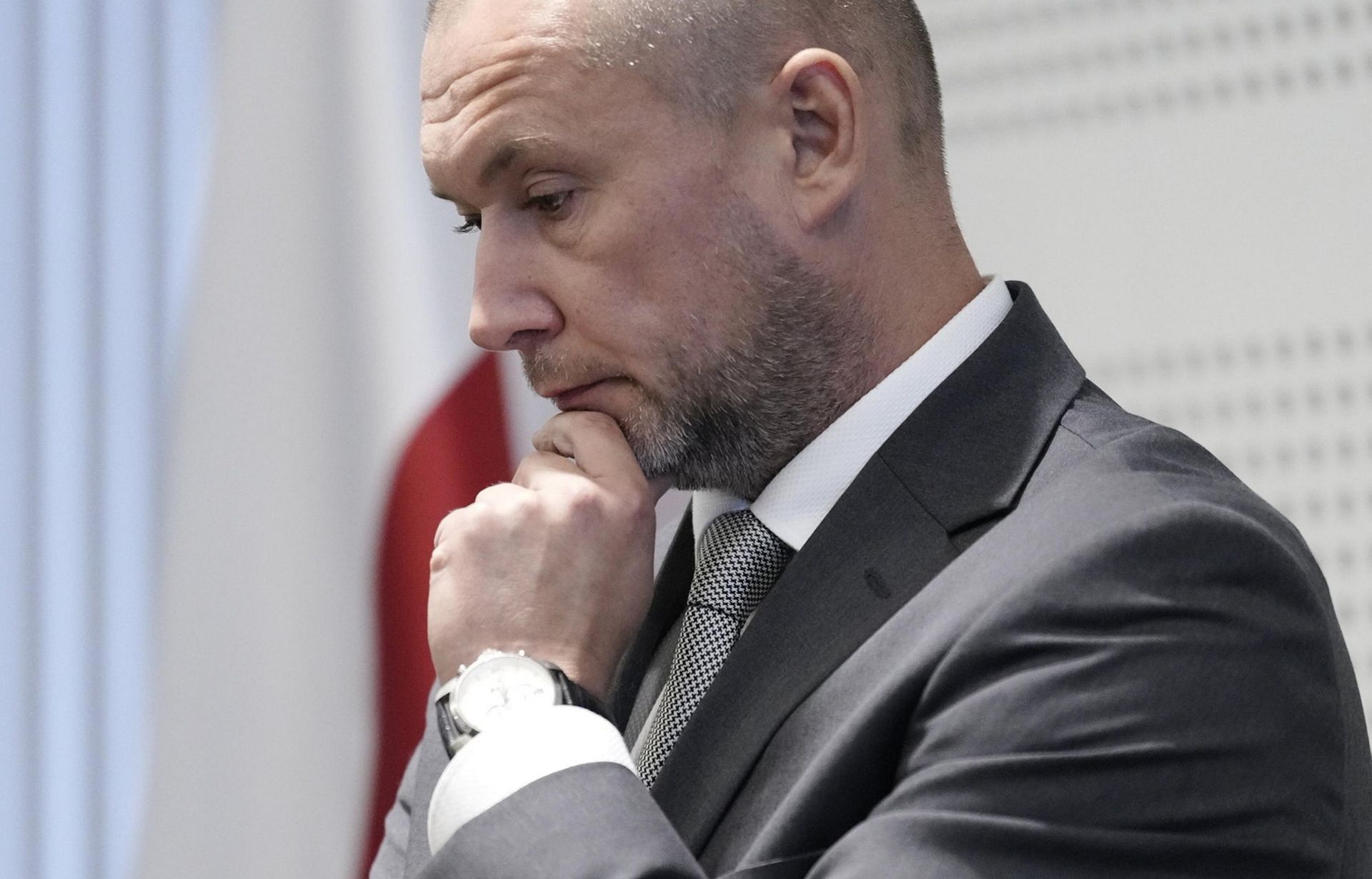 Uderzył autem w drzewo i odjechał?! Pijany sędzia Iwaniec zaprzecza, iż to on kierow…