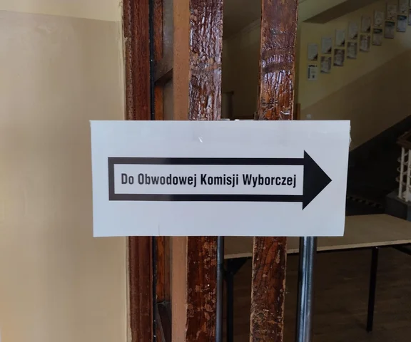 Agresywny mężczyzna ugryzł jednego z członków komisji
