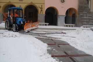 Rynek w Tarnowie pod śniegiem. W akcji pługopiaskarka MPGK