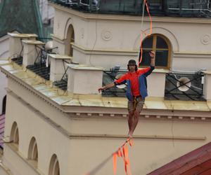   Urban Highline Festival 2023 w Lublinie. Slacklinerzy robią cuda na linach!