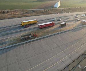 Potężny chaos na autostradzie A2. Na jezdnię i auta wysypały się tony piachu. Korek ma ponad 10 km