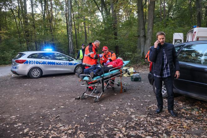 Na Wspólnej, odcinek 3389: Daria (Patrycja Topajew), Tadeusiak (Dariusz Wnuk), ratownicy