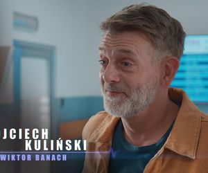 Nowa czołówka Na sygnale od 733 odcinka. Wiktor Banach (Wojciech Kuliński)