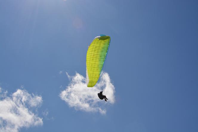 Paralotniarz spadł z dużej wysokości na ziemię. Podmuch splątał mu linki