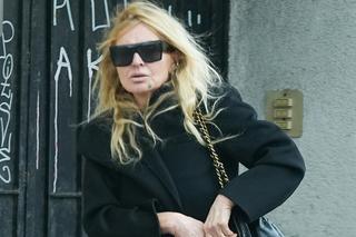 Monika Olejnik przemierza ulice z plastrem na twarzy