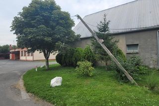 Skosił kombajnem… słupy telefoniczne. Policjanci z Gostynia ustalili sprawcę