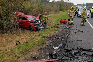 Potworna czołówka pod Bydgoszczą. Z samochodów niewiele zostało. Policja: kierowca zrobił to celowo
