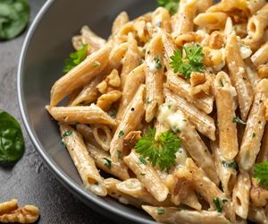 Ser, orzechy i makaron. Szybki przepis na obiad, który uratuje twój dzień