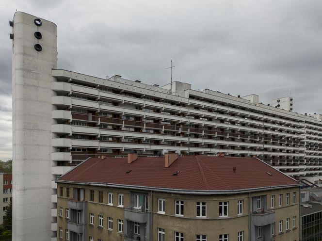 Titanic w centrum Wrocławia. Szesnastopiętrowy galeriowiec przy Powstańców Śląskich to jeden z największych molochów we Wrocławiu