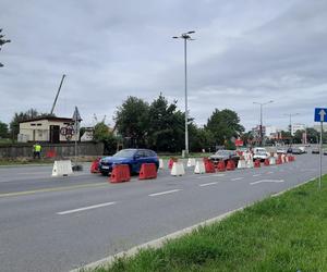 Poślizg na ważnej arterii Olsztyna. Przedłuży się remont ulicy Pstrowskiego