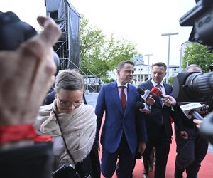 Wielkie wejście Trzaskowskiego do TVP. Zdjęcia uchwyciły każdy krok