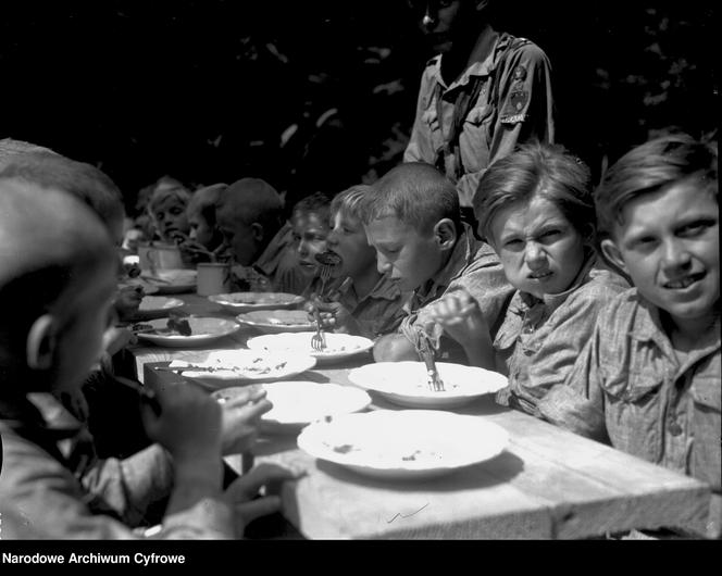 Harcerze podczas posiłku (1937 r.)