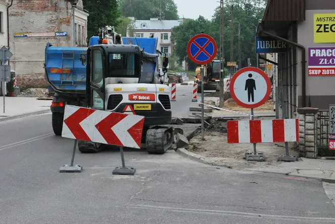 Ma być wygodniej i bezpieczniej. Miasto Kraśnik remontuje chodniki