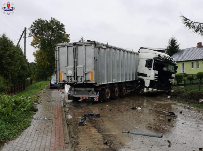 Tragiczny wypadek w powiecie zamojskim. Kierowca busa zginął po zderzeniu z TIR-em