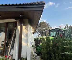 Wypadek w w Balczewie pod Inowrocławiem. Ciągnik wbił się w dom